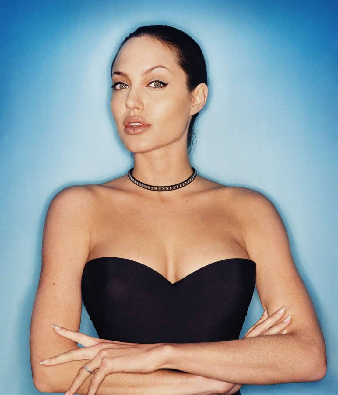Анджелина Джоли вырез