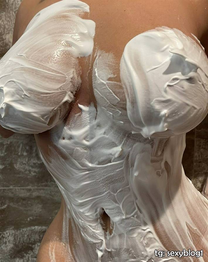 Demi Rose голая грудь