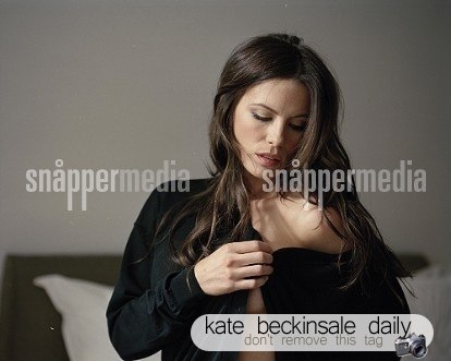 Кейт Бекенсейл голая грудь