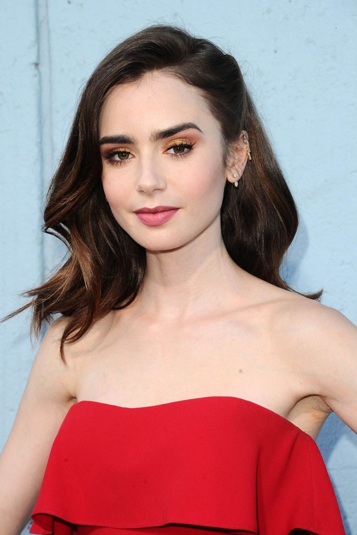 Lily Collins попа