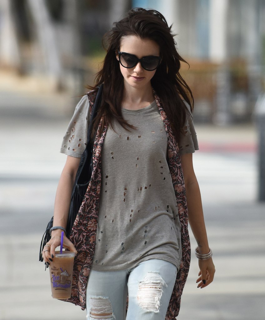 Lily Collins топлес