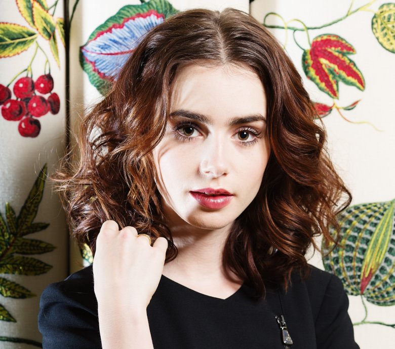 Lily Collins попа